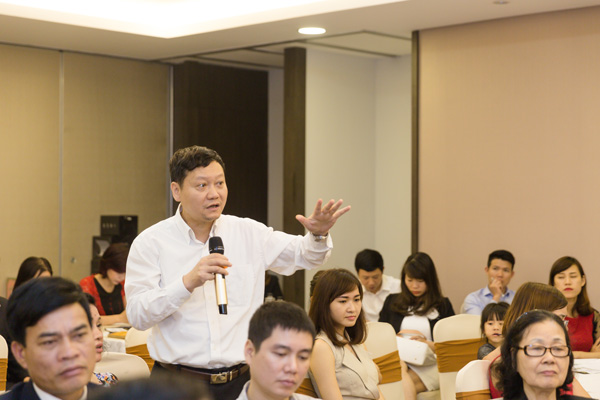 Khách hàng đặt câu hỏi tại buổi ra mắt Atica tại Hà Nội