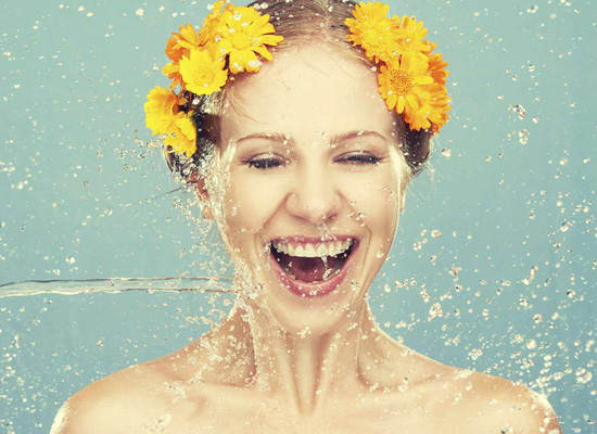 Nước có tính axit ngăn ngừa tiết nhờn trên da mặt