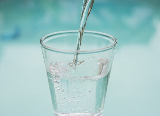 Có nên uống nước giàu chất hydro?