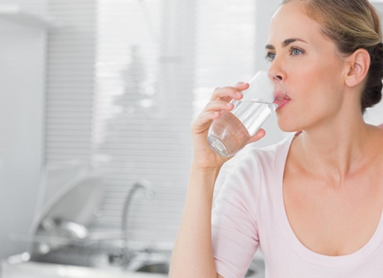 Uống nước ion kiềm giúp làm thuyên giảm cơn đau và các di chứng của gout