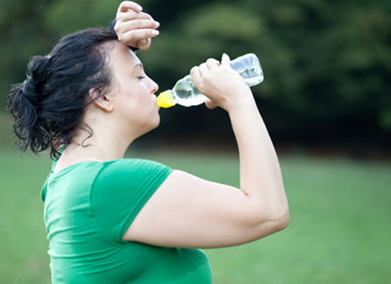 Uống nước trước bữa ăn có thể làm giảm sự thèm ăn