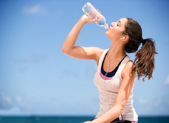 Tại sao nên uống nước ngay sau khi ngủ dậy?