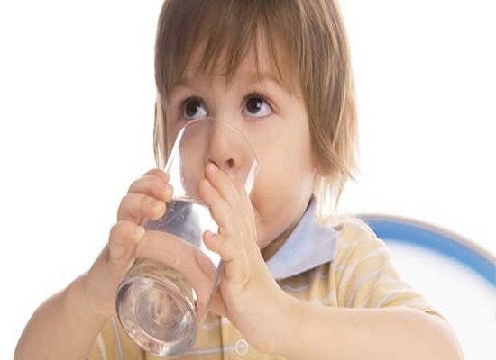 Tầm quan trọng của việc uống nước đối với trẻ