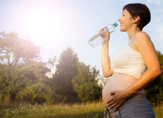 Uống bao nhiêu nước là đủ trong thời kỳ mang thai?