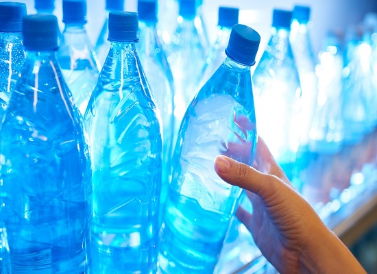 Uống nước trong chai nhựa có thể nhiễm phải PET hại