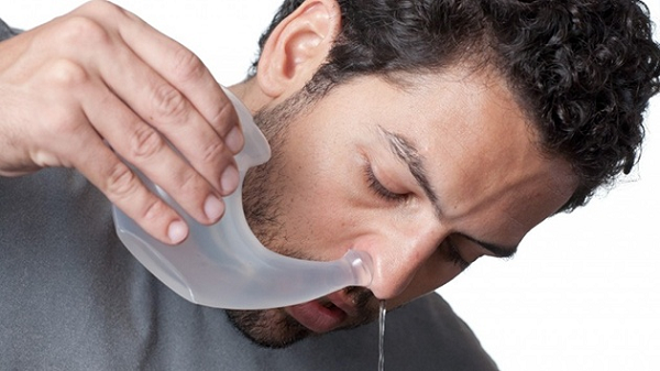Trị nghẹt mũi bằng cách rửa mũi bằng nước muối là cách đơn giản và dễ làm